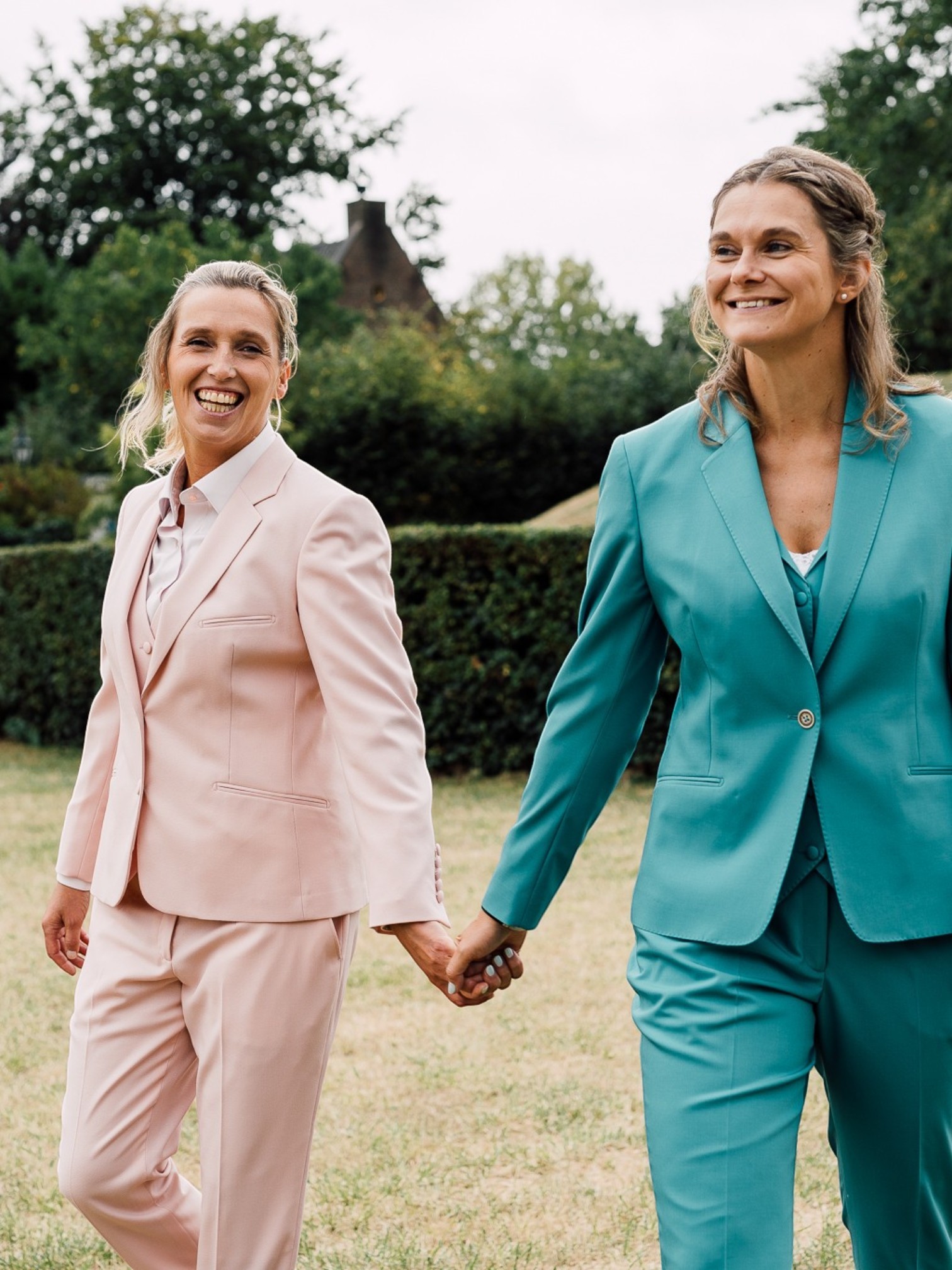 Broekpakken bruiden vrouwen pastel kleuren