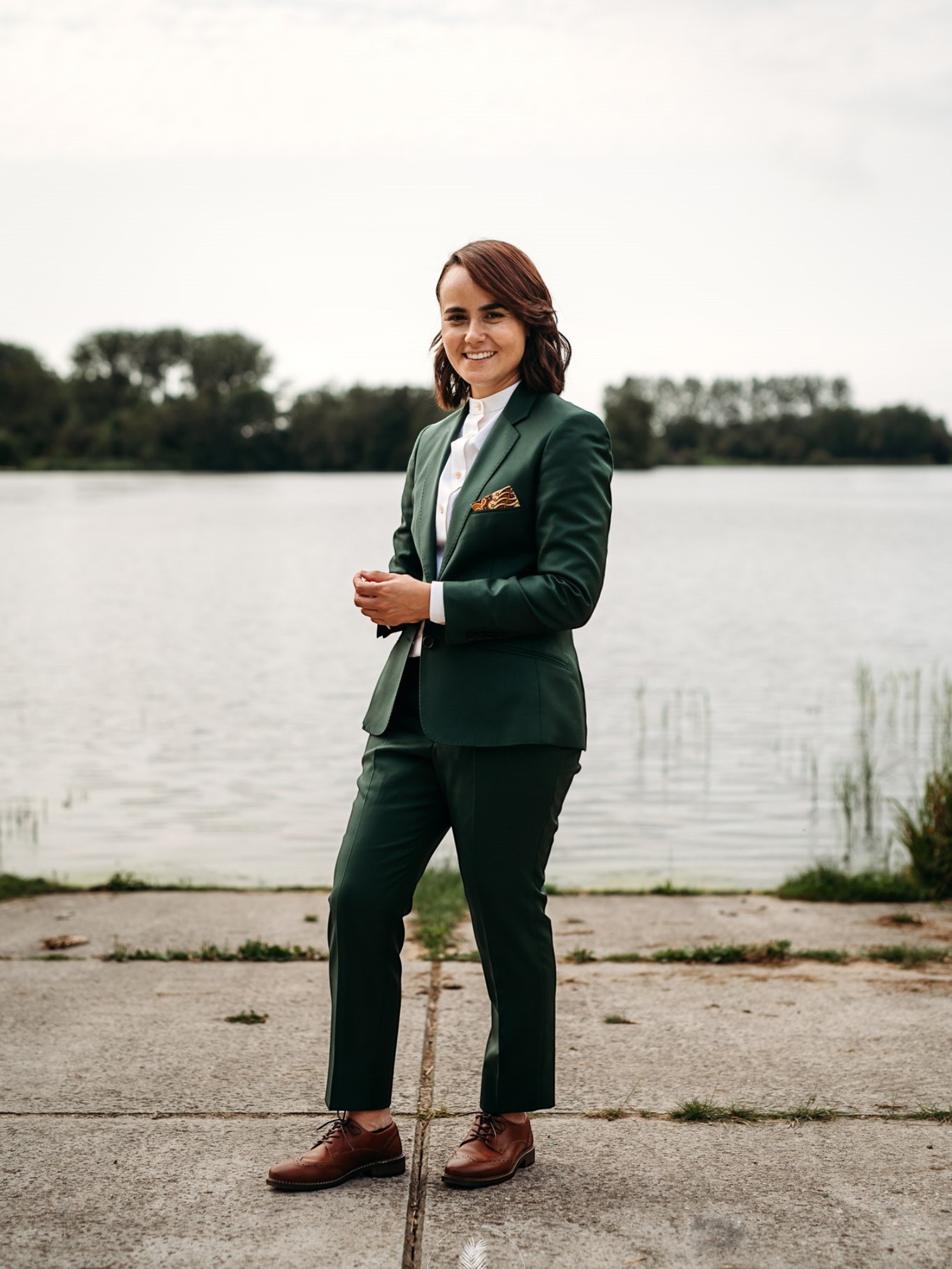 Dames trouwpak met blouse op maat in groen