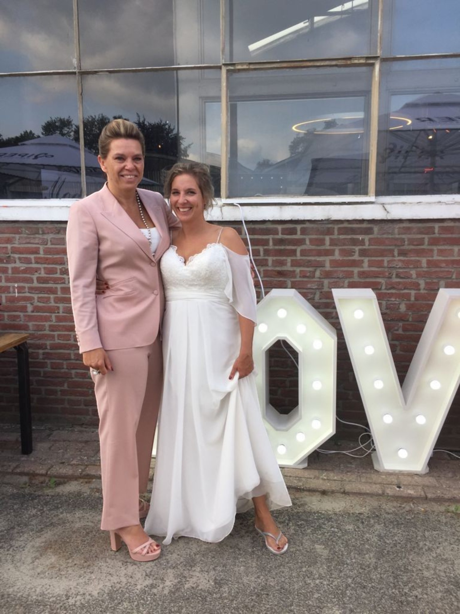 Dames trouwpak stijlvol feestelijk op maat