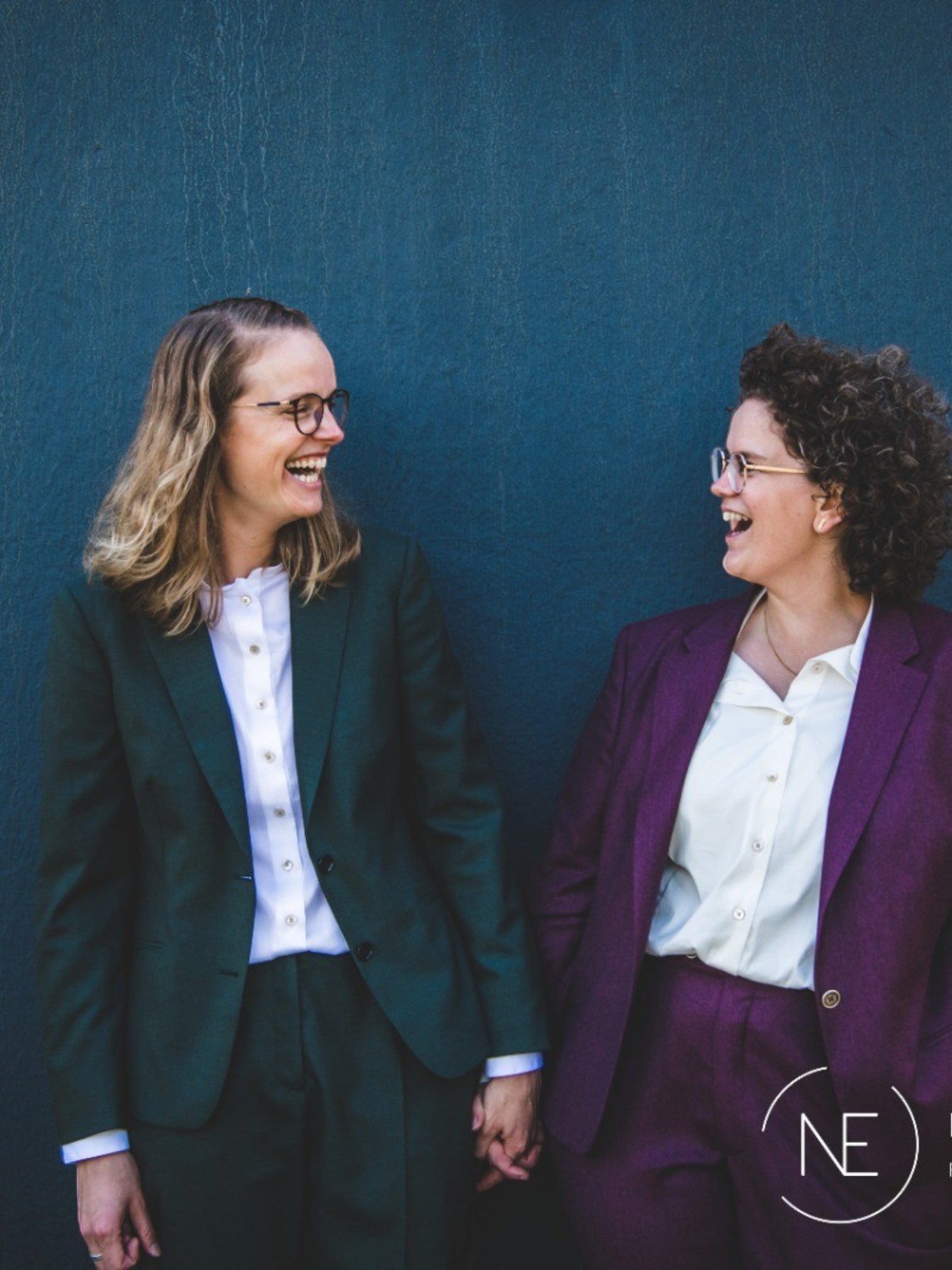 Modern trouwpak voor vrouwen in paars en groen