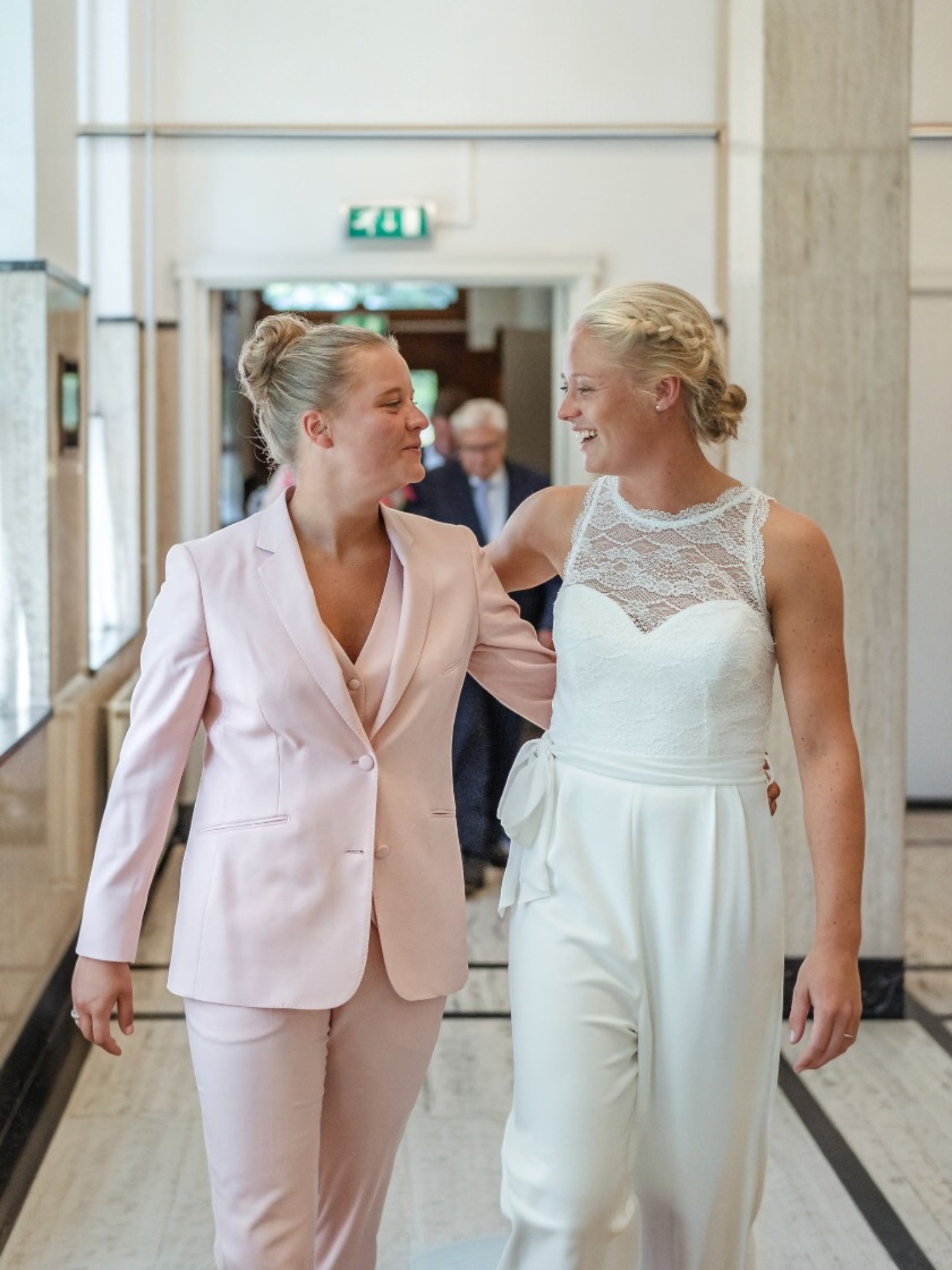 Stoer dames trouwpak in roze