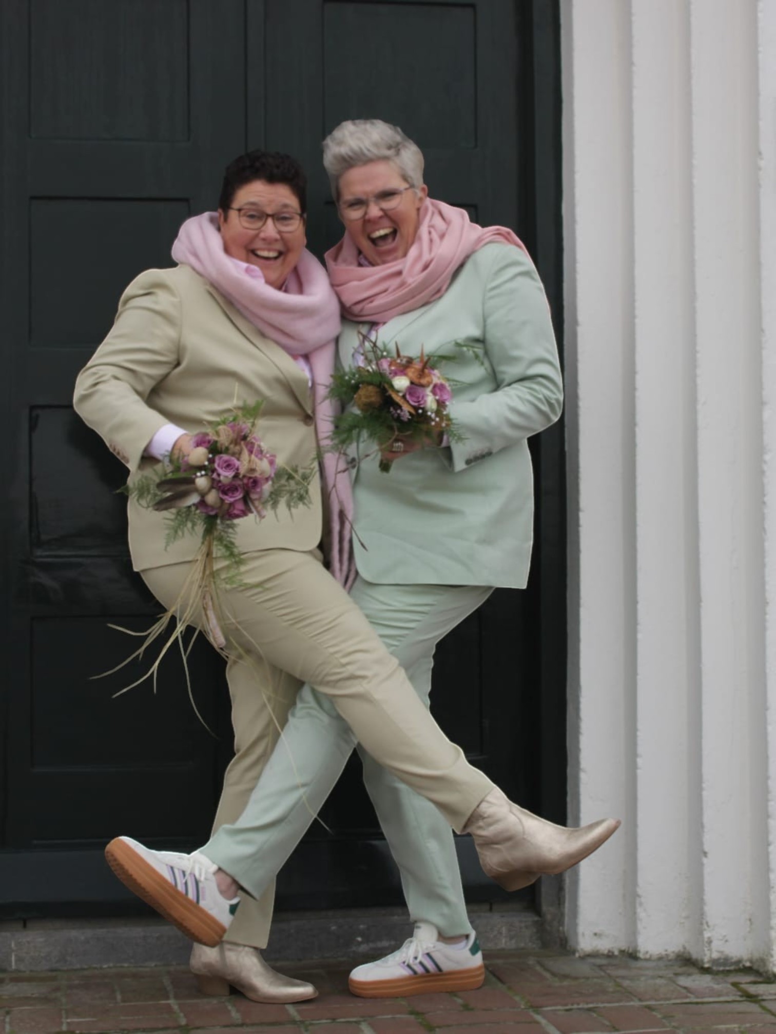 Dames trouwpakken in pastel kleuren