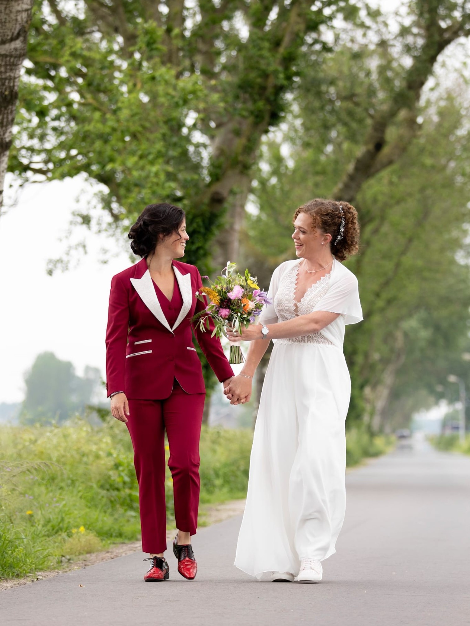 Trouwpak vrouw rood met gilet
