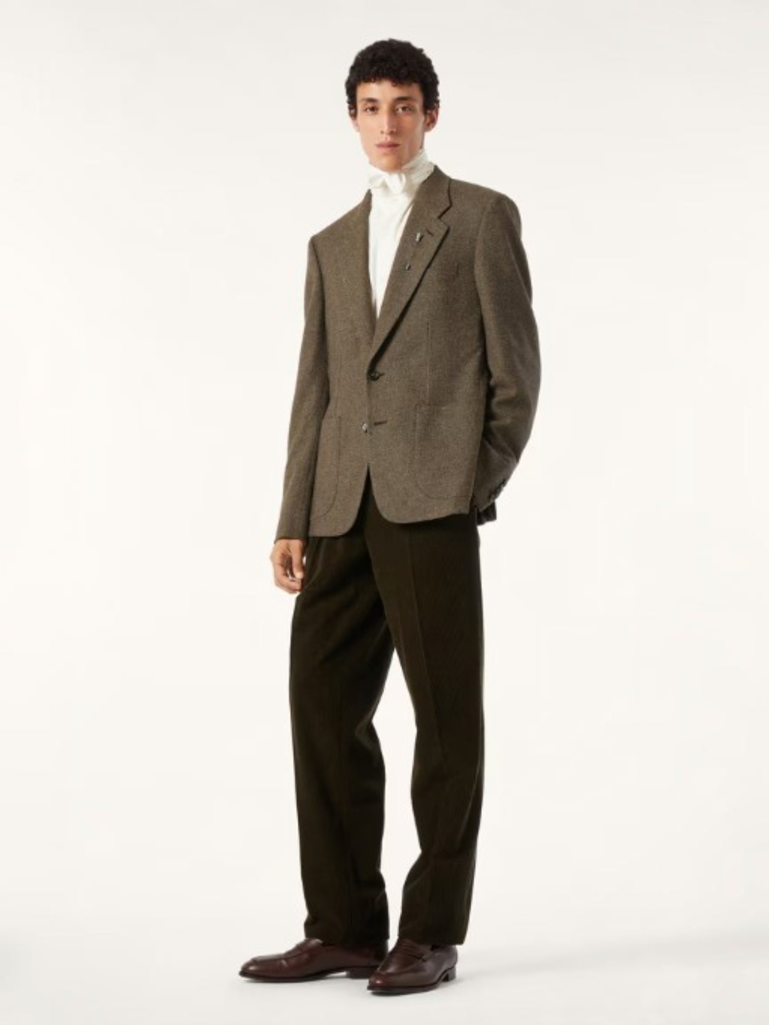 Gender neutraal pak met blouse en strik