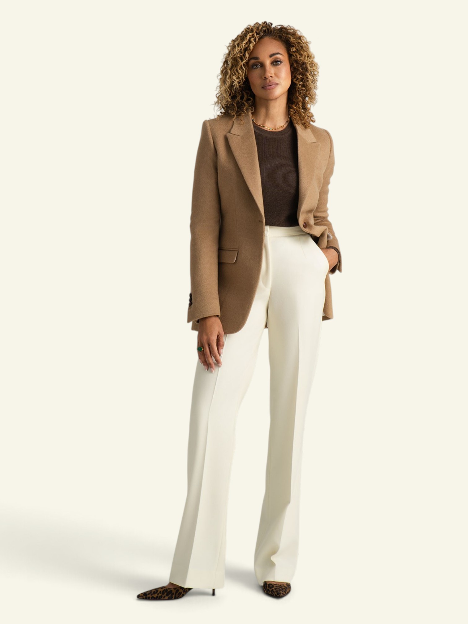 2 delig maatpak vrouw met camel blazer en witte broek