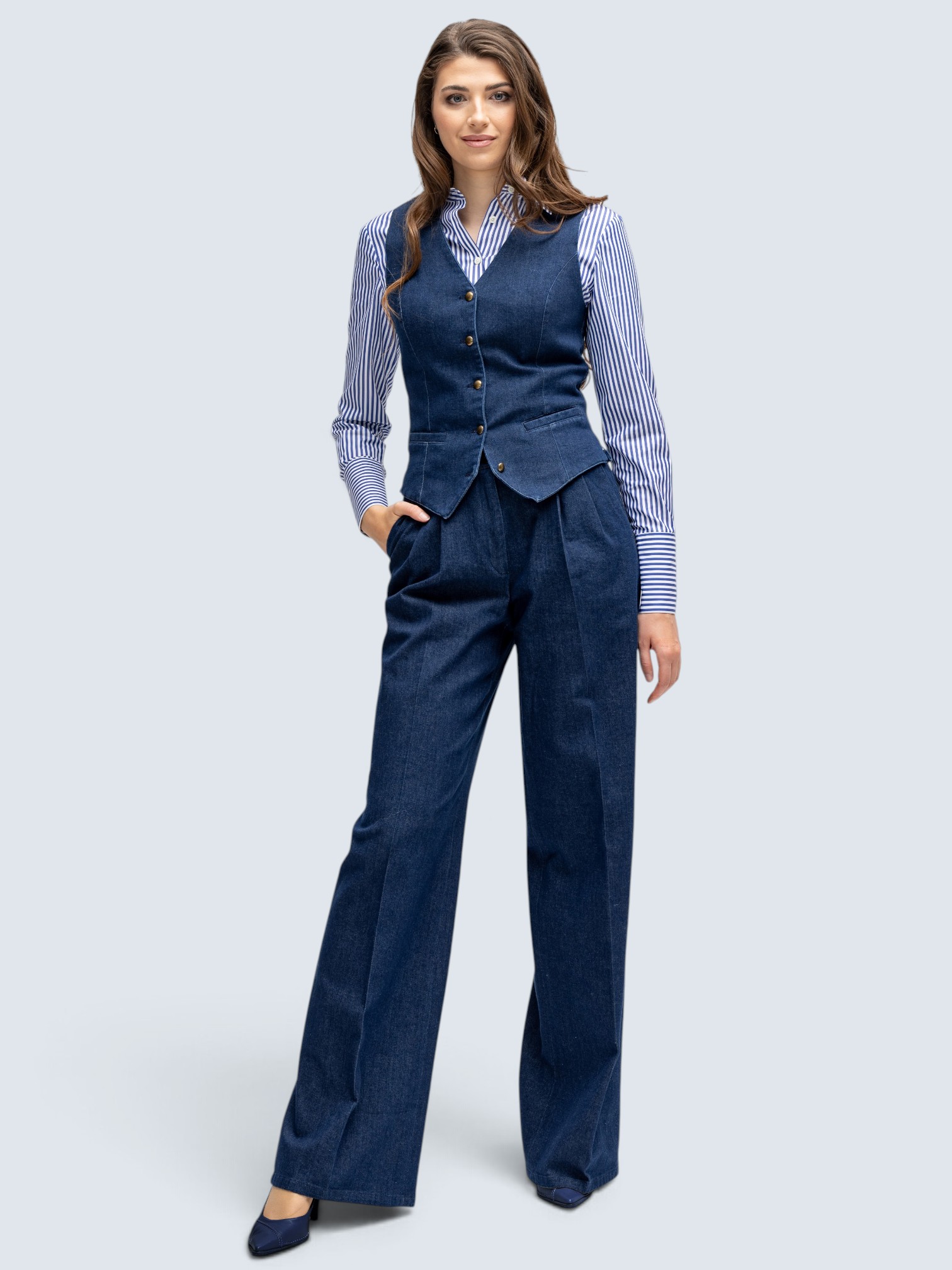 Jeans pak vrouw met gilet en blouse