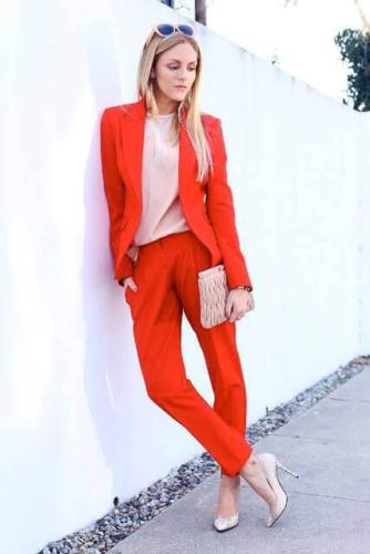 22 Maatkostuum vrouw in rood met opgesneden revers en bandplooi op de pantalon