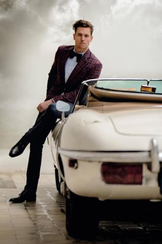 600 Colbert gemaakt van paars-blauwe ruit, revers en zakken afgewerkt met velourse bandjes