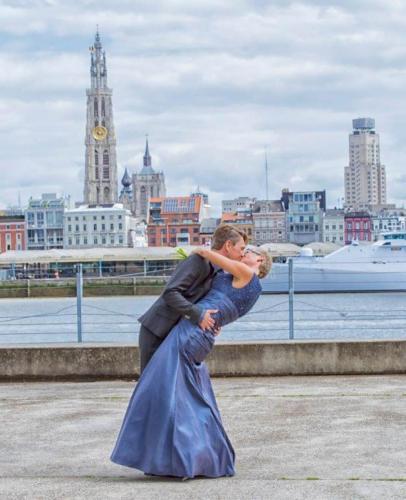 90 Bruidspak met vrouwelijk en stoer uiterlijk gemaakt voor Ann en bijpassende maatblouse