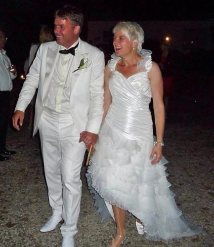 Witte smoking op maat gemaakt met zijde accenten 