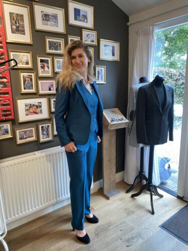 Afstuderen-in-pak-vrouw