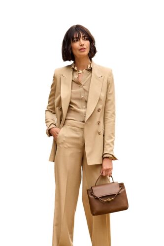 Beige-dames-pak-op-maat-vrouwelijk