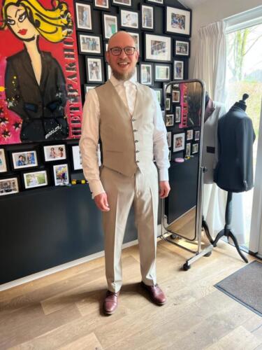 Beige-trouwpak-op-maat-gemaakt