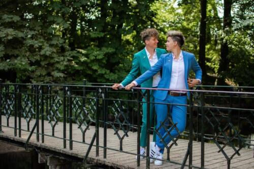 Blauw-en-groen-trouwpak-vrouw