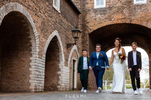 Blauw-trouwpak-bruid