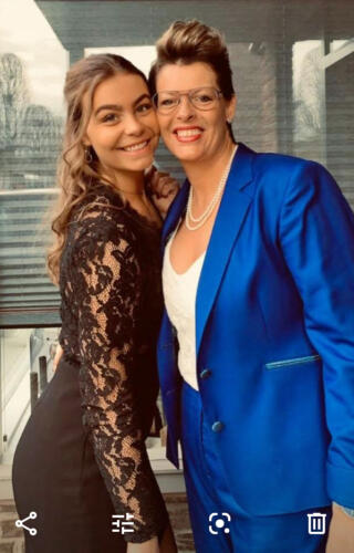 Blauw feestelijk broekpak gemaakt voor bruid Maudie