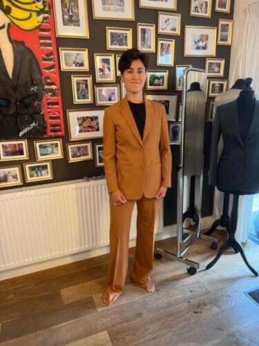 Broekpak-bruid-bruin-op-maat-gemaakt