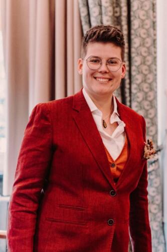 Broekpak-bruid-gemaakt-van-linnen-in-rood-oranje