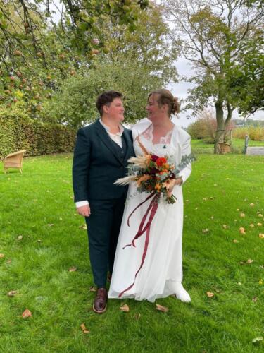 Broekpak-bruid-groen-tweed-vrouwelijk