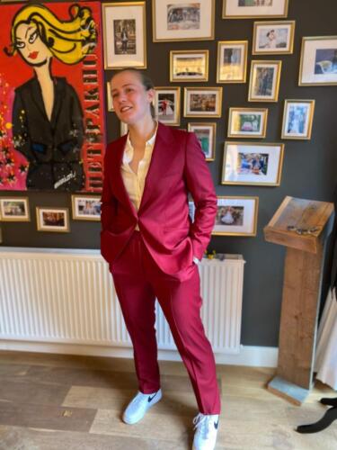 Broekpak-bruid-in-donker-rood