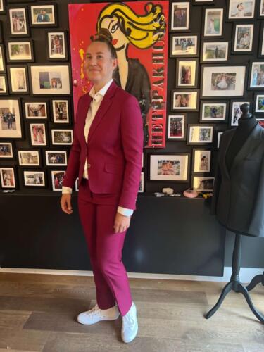 Broekpak-vrouw-in-roze-op-maat