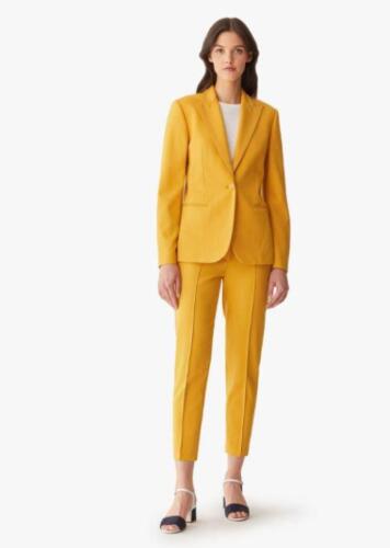 Broekpak-vrouw-op-maat-gemaakt-in-gele-Loro-Piana-stof