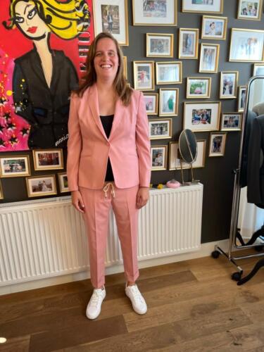 Broekpak-zwangere-bruid-roze