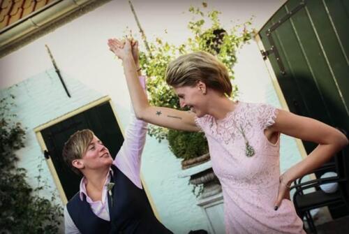 Broekpak vrouw gast bruid Lotte gemaakt met roze blouse op maat