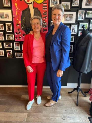 Broekpakken-bruiden-in-blauw-en-rood