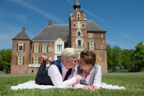 Broekpakken met gilet en roze naat blouse gemaakt voor huwelijk Jessica en Odette