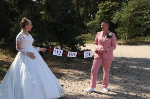 Bruidspak-stoer-vrouw-met-gilet-roze