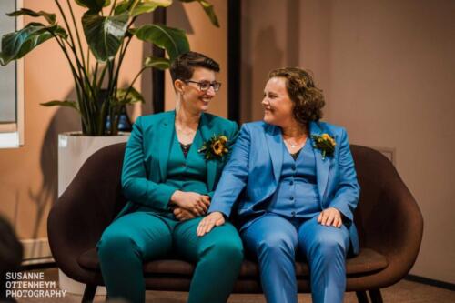 Bruidspakken-vrouwen-in-groen-en-blauw-op-maat-gemaakt