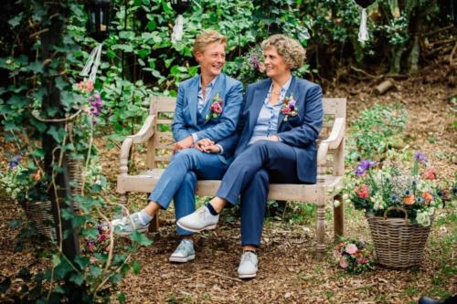 Bruidspakken gemaakt zachte soepele blauwe stoffen voor huwelijk van Marlon en Brenda met persoonlijke borduring in het jasje (2)