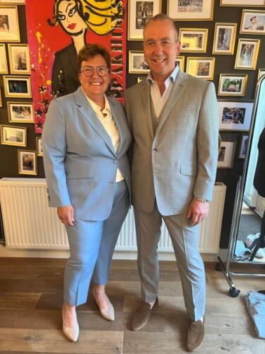 Dames-en-heren-maatpakken-blauw-en-grijs