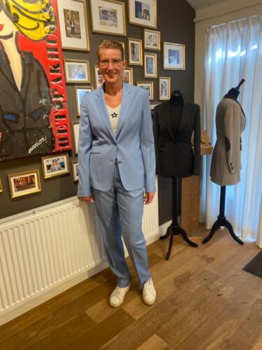 Dames-kostuum-licht-blauw-getailleerd