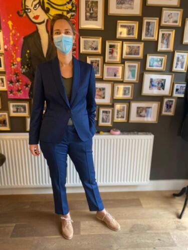 Dames-kostuum-op-maat-blauw-zakelijk