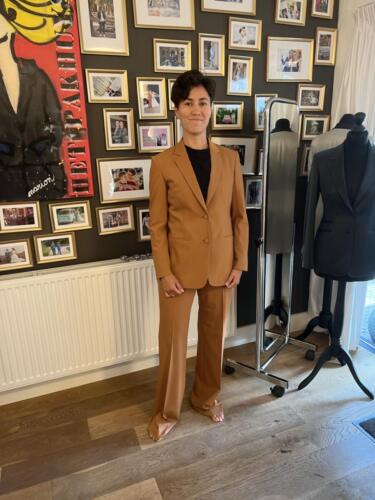 Dames-maatkostuum-met-wijde-pijpen