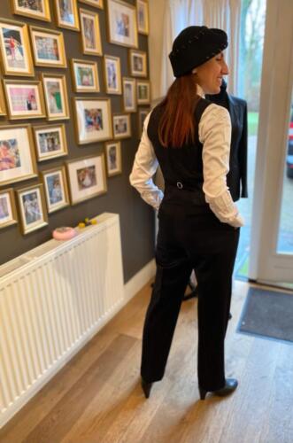 Dames-maatkostuum-zwart-met-vest