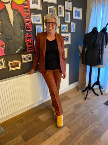 Dames-maatpak-bruin