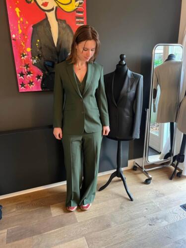 Dames-maatpak-groen-zakelijk
