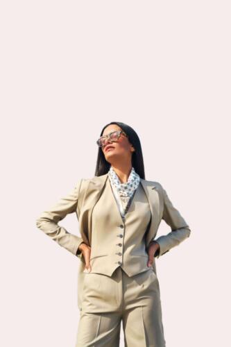 Dames-maatpak-met-gilet-op-maat-gemaakt