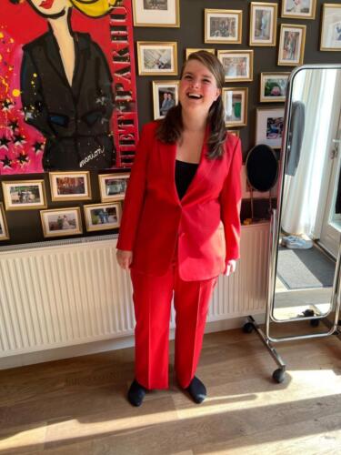 Dames-maatpak-rood-zakelijk