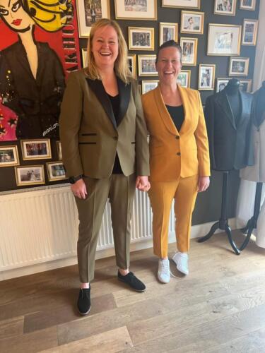 Dames-maatpakken-in-groen-en-geel