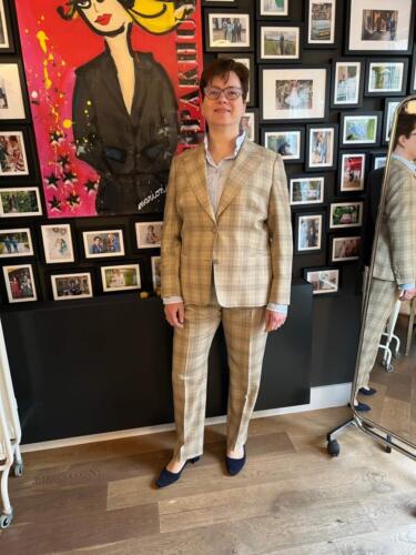 Dames-pak-op-maat-gemaakt-un-bruine-ruit