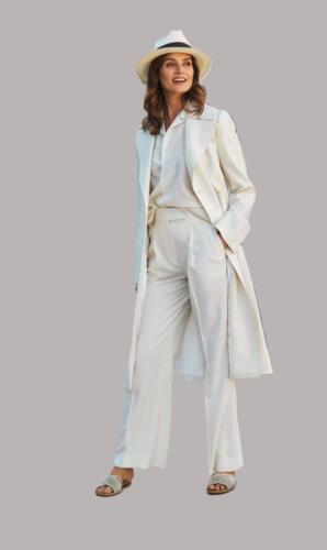 Dames-trouwpak-met-hoed-in-wit-gemaakt-van-HS-stoffen (1)