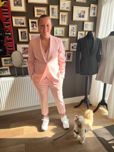 Dames-trouwpak-roze-met-gilet