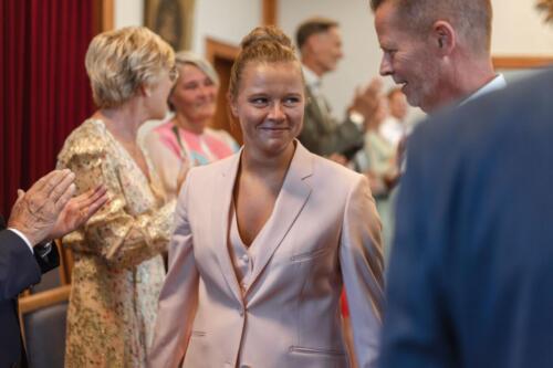 Dames-trouwpak-roze-op-maat-gemaakt