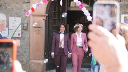 Dames-trouwpakken-gemaakt-in-bordeaux-rood-en-roze