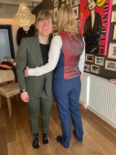 Dames-trouwpakken-in-groen-en-blauw