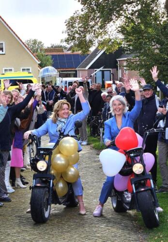 Dames-trouwpakken-met-gilet-op-maat